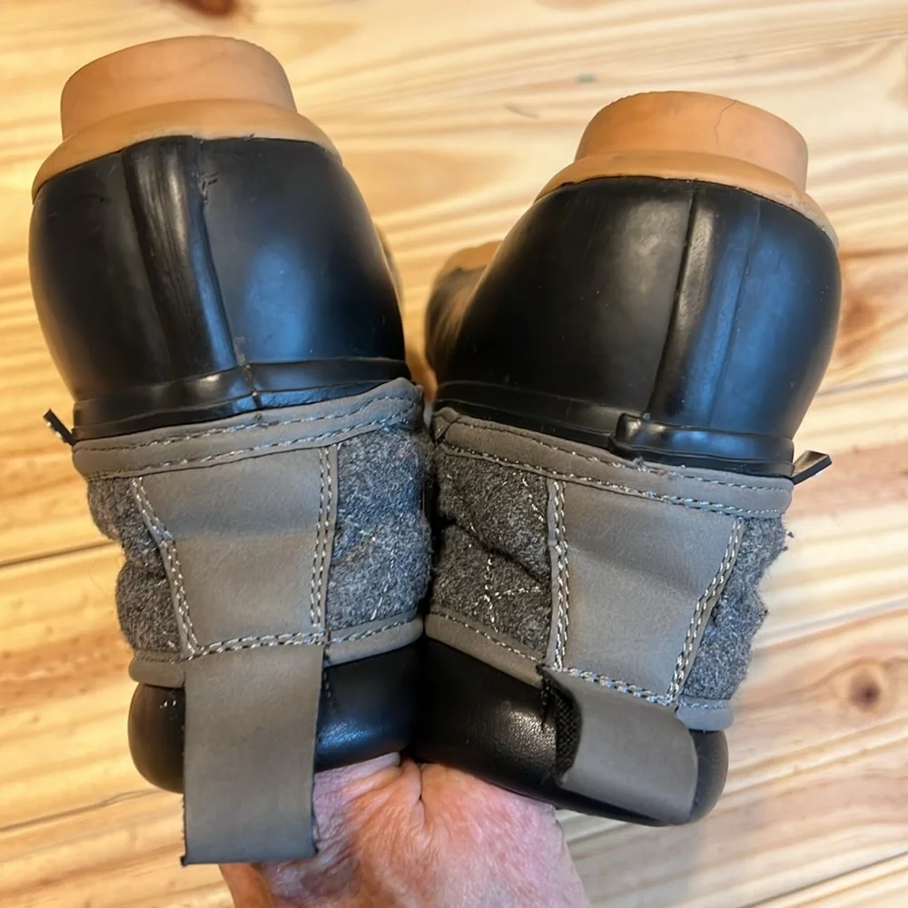 Size 6  Skechers Boots - Picture 4 of 8